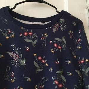 Vintage crew neck sweatshirt. Navy with floral print